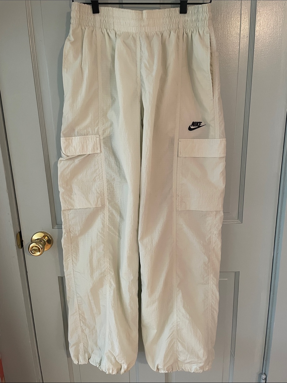 Nike Women’s Woven Cargo Track Pant Pale Green Medium